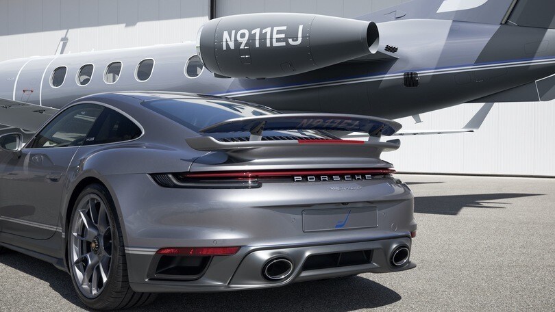 Porsche 911 Turbo S ed Embraer Phenom 300E, tutte le foto