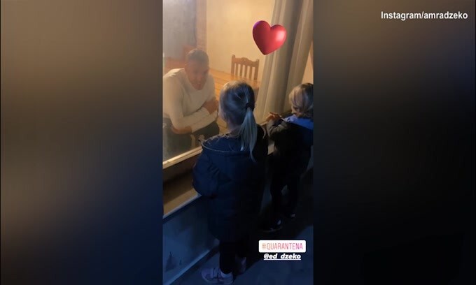 Roma, la quarantena di Dzeko: parla con i figli diviso dal vetro