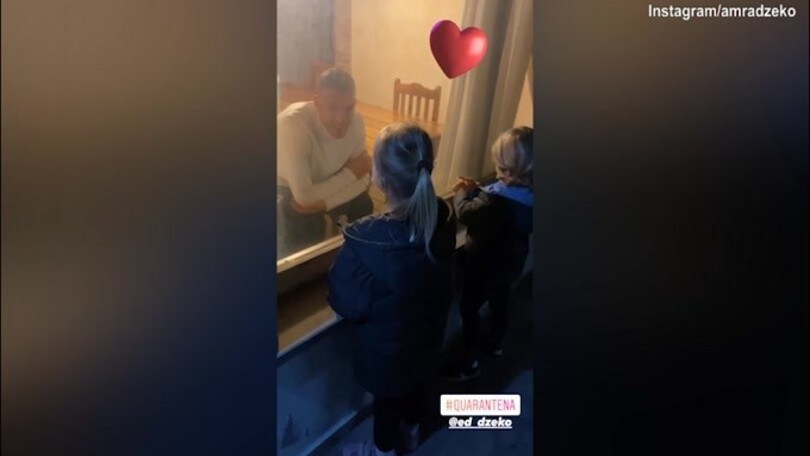 Roma, la quarantena di Dzeko: parla con i figli diviso dal vetro