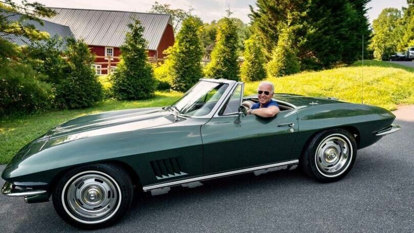 Joe Biden, che amore per la Chevrolet Corvette: ma arriva lo stop alla guida