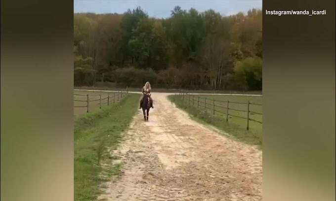 Wanda Nara, passeggiata a cavallo