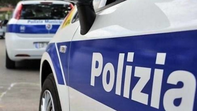 Con due pedali allo scooter elettrico lo "trasforma" in bici: 951 euro di multa!