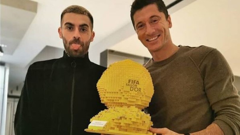 Lewandowski festeggia il Pallone d'Oro, ma è di Lego