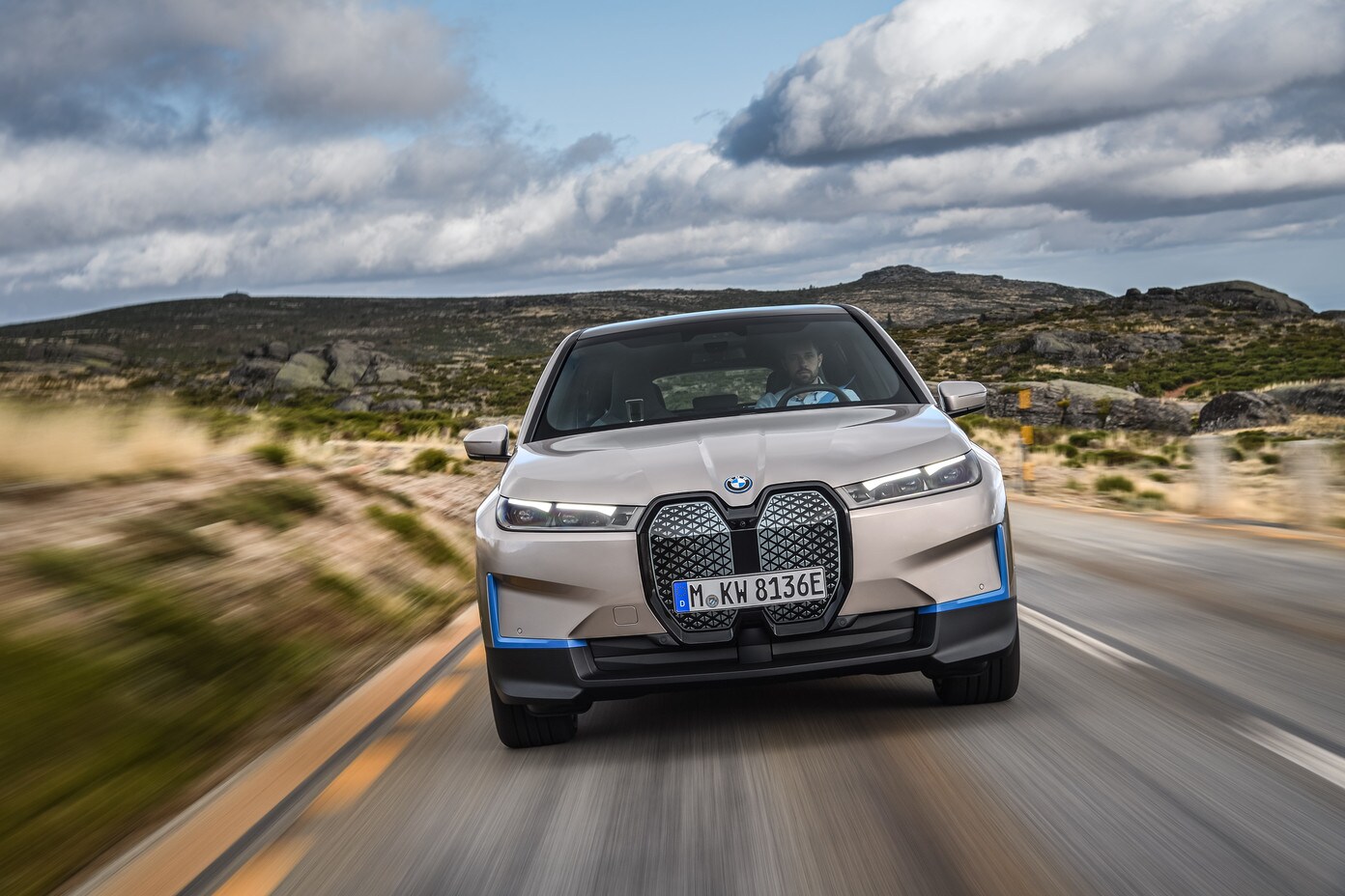 BMW iX, tutte le foto