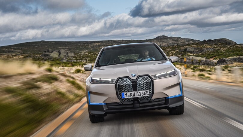 BMW iX, tutte le foto