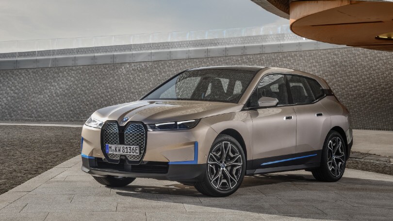 BMW iX, tutta la rivoluzione elettrica in un SUV