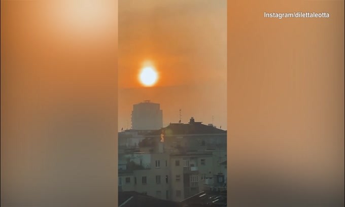 Sorriso per Diletta Leotta e tramonto a Milano