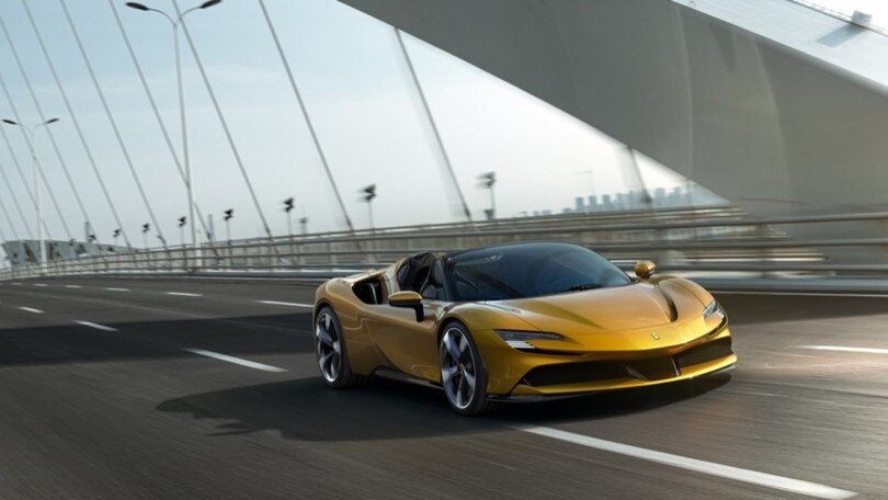Ferrari SF90 Spider, l'ibrido V8 da mille cv con vista sulle stelle
