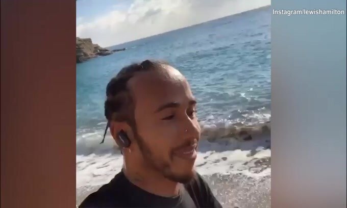 F1, Hamilton festeggia il Mondiale correndo in spiaggia