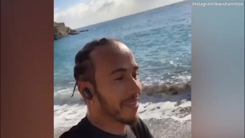 F1, Hamilton festeggia il Mondiale correndo in spiaggia