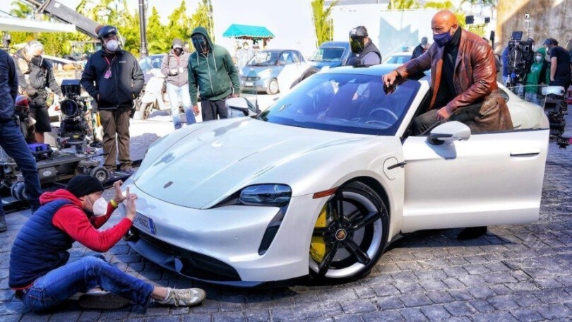 Dwayne "The Rock" Johnson, salire sulla Porsche Taycan è impossibile?