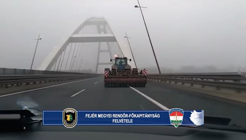 Panico in autostrada: spunta un trattore e la polizia... VIDEO