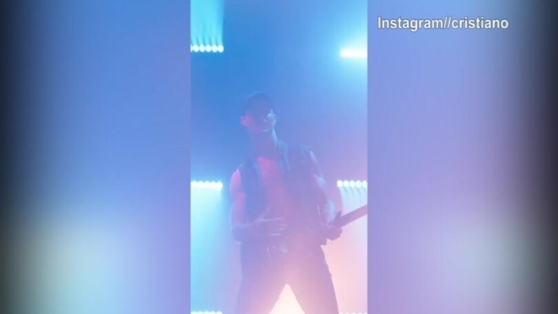 Cristiano Ronaldo si trasforma in rockstar