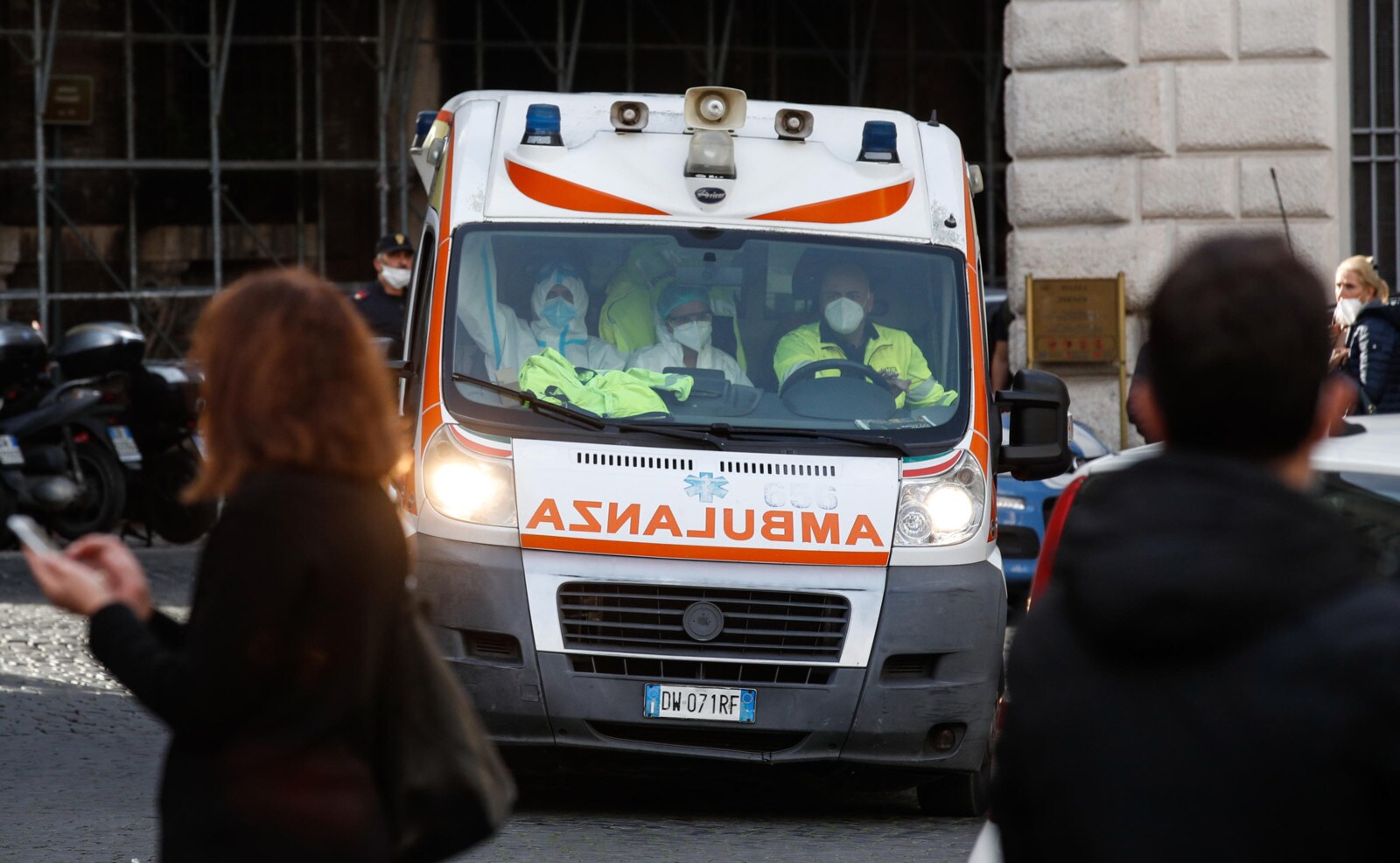Torino, imbecilli in Porsche aggrediscono un'ambulanza in soccorso
