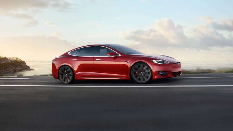 Tesla Model S e Lucid Air, chi vince la sfida dell'autonomia di guida?