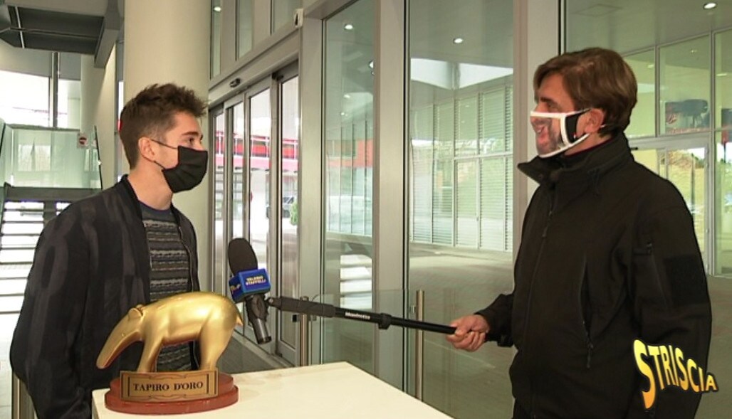 Leclerc riceve il Tapiro d'Oro: “Non andrei mai in vacanza con Hamilton"