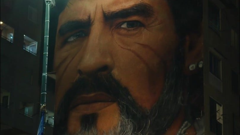 Maradona, l'omaggio di Napoli davanti al murales