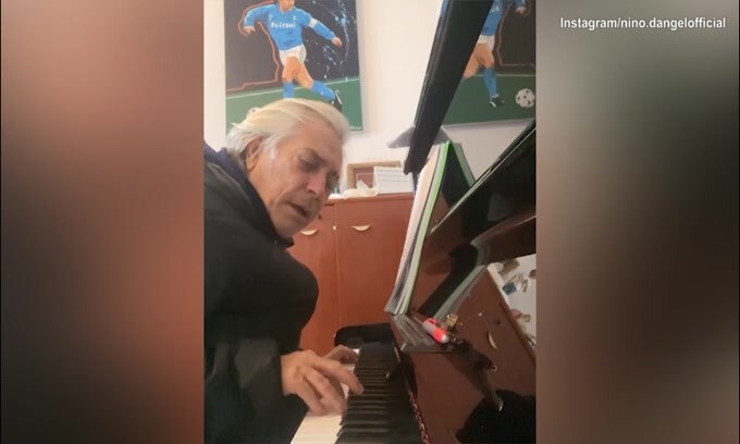 Nino d'Angelo canta per Maradona: "Oh mamma, oh mamma.."