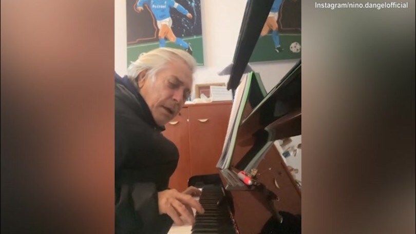 Nino d'Angelo canta per Maradona: "Oh mamma, oh mamma.."