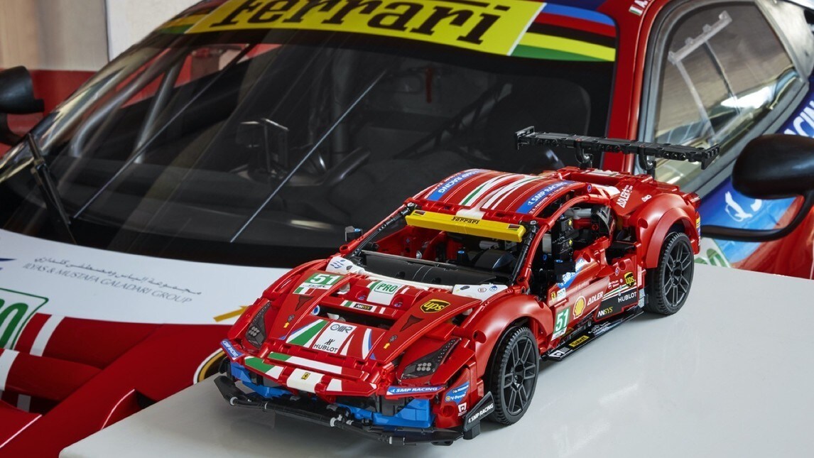 LEGO Technic Ferrari 488 GTE, 1677 mattoncini rampanti