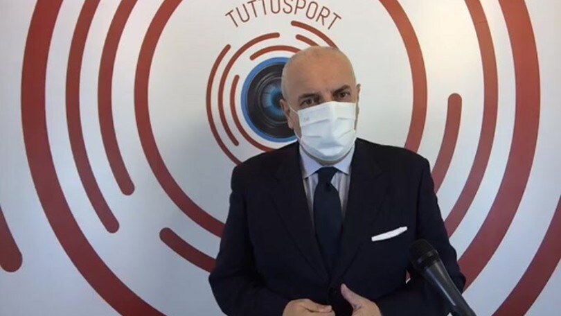 Casa Tuttosport. Maradona, migliaia di argentini in fila per rendergli omaggio. Napoli, commovente tributo di popolo.
