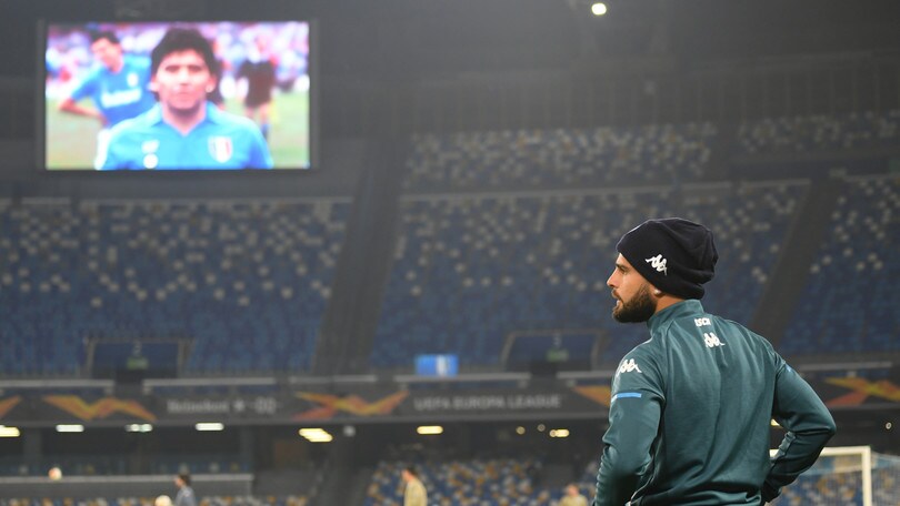 Maradona, l'omaggio di Insigne: mazzo di fiori prima di Napoli-Rijeka