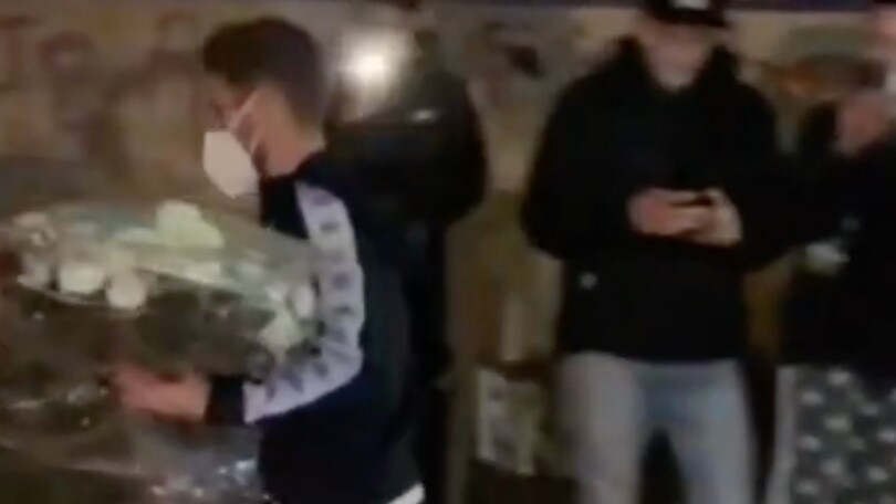 Mertens omaggia Maradona ai Quartieri Spagnoli: che brividi!