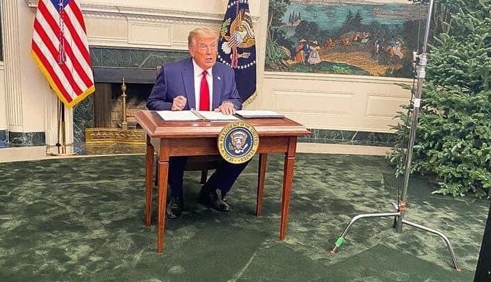 Trump e il mini banchetto: i social lo massacrano!