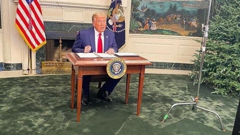 Trump e il mini banchetto: i social lo massacrano!
