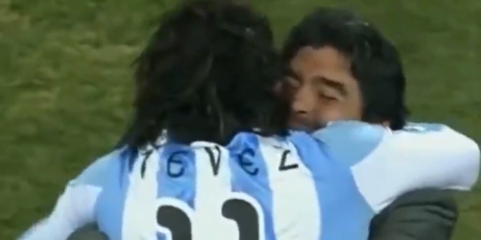 Maradona, la dedica di Tevez: "Sei immortale, re dei re"