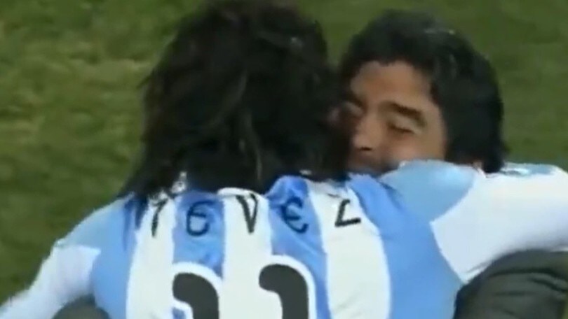 Maradona, la dedica di Tevez: "Sei immortale, re dei re"