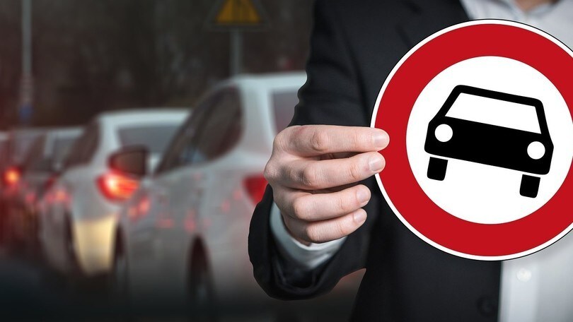 Le regole di guida più assurde e impossibili delle strade del Mondo