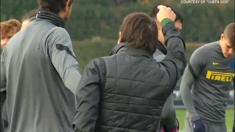 Inter, il buon umore in allenamento non manca. E Conte corre..