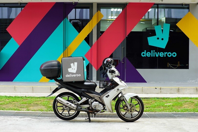 Ladri rubano lo scooter Deliveroo ma si fanno beccare dalla polizia con armi e droga