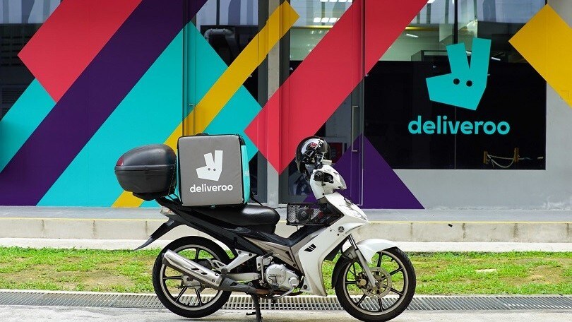 Ladri rubano lo scooter Deliveroo ma si fanno beccare dalla polizia con armi e droga