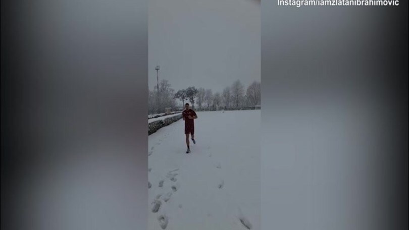 Milan, Ibra si allena sotto la neve