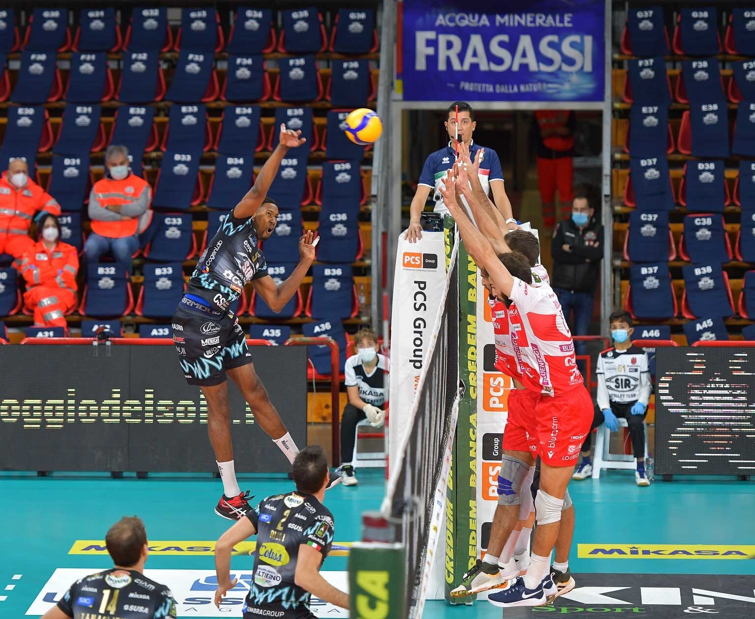 Superlega, Perugia in vetta, Vibo corsara, Trento al tie break