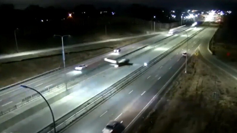 Atterraggio incredibile in USA, un aereo tenta la manovra in autostrada