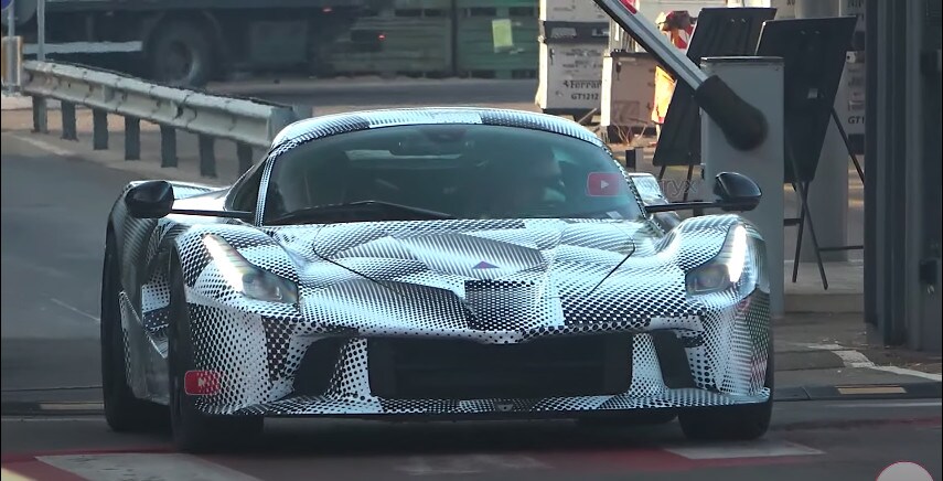 Ferrari, la nuova hypercar inizia i test su strada