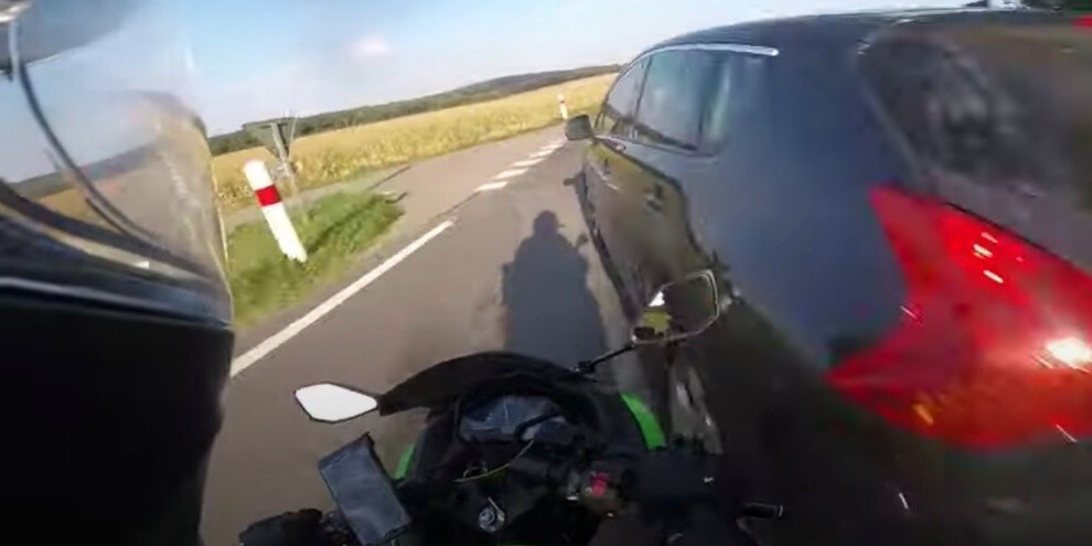 Motociclista tenta il sorpasso, non si accorge dell'auto che svolta