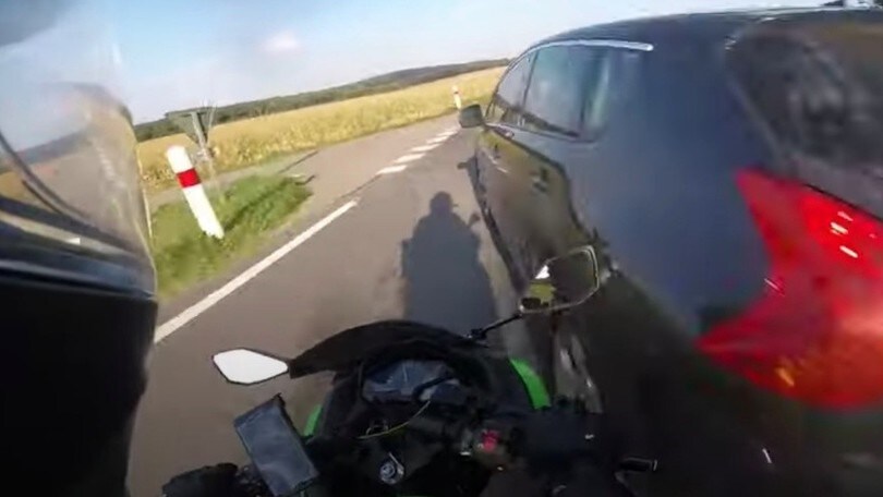 Motociclista tenta il sorpasso, non si accorge dell'auto che svolta