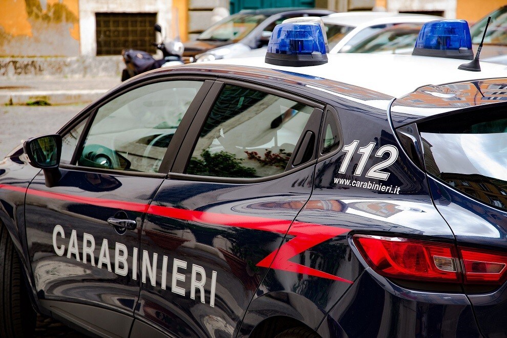 Padova, automobilista cade in un fosso: i carabinieri lo salvano dall'acqua