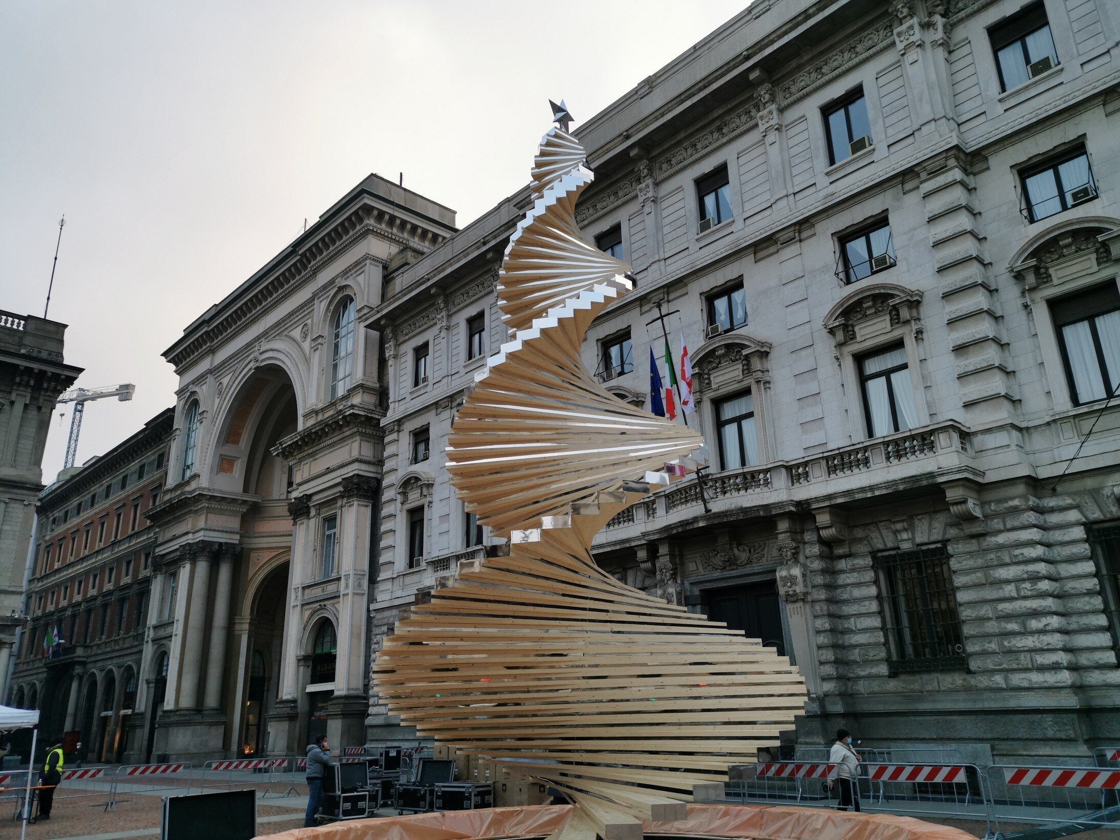 Milano, Gigi Datome accende "Il Natale degli Alberi" in Piazza della Scala