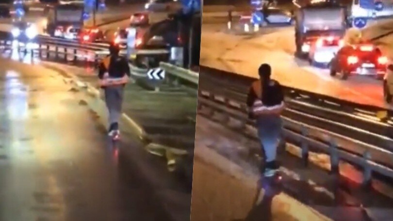 Con il monopattino in autostrada, incredibile al casello