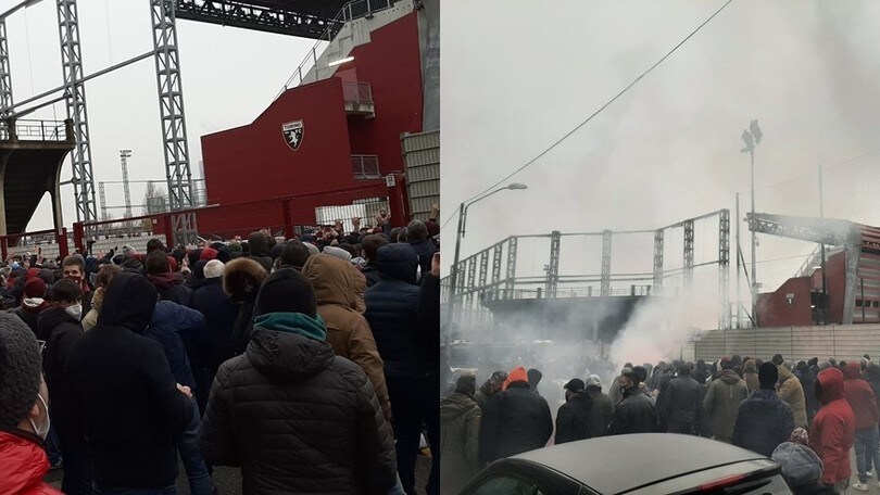 Torino, contestazione di oltre 300 tifosi granata davanti al Filadelfia