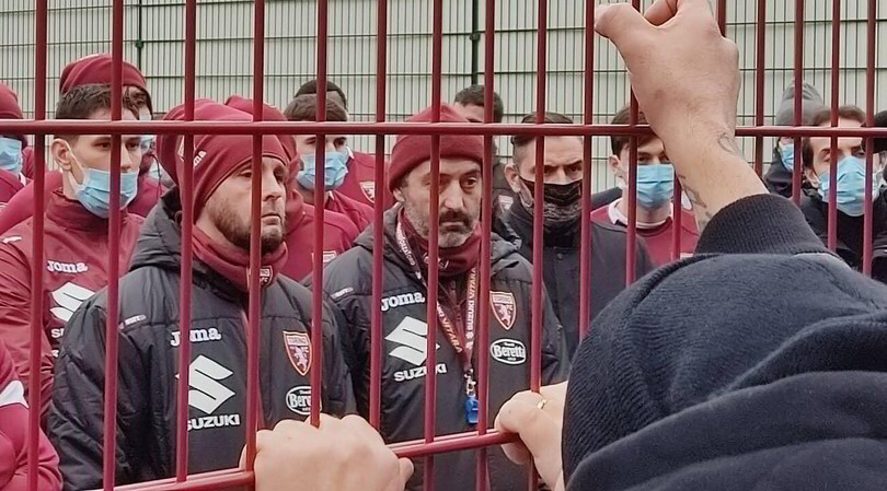 Torino, dura contestazione a Cairo e alla squadra al Filadelfia: video e foto