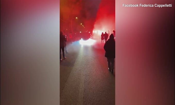 Fumogeni e applausi per l'uscita del feretro di Paolo Rossi a Vicenza