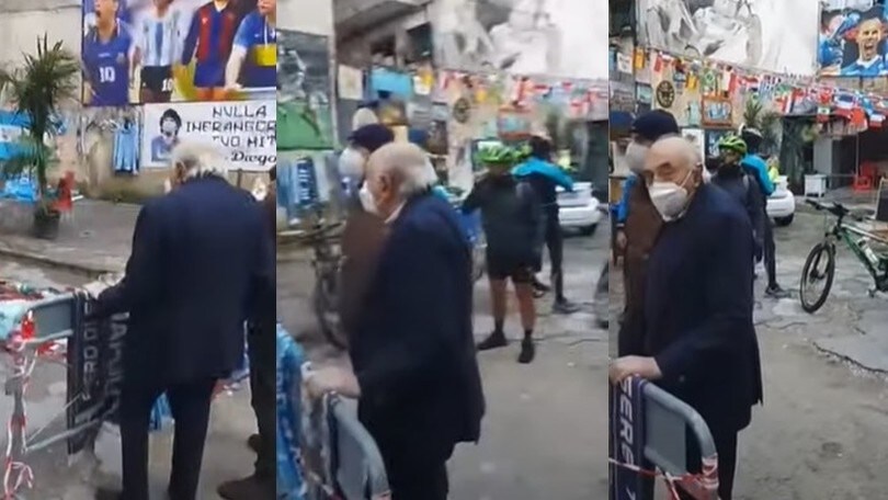 Napoli, Ferlaino in preghiera dinanzi il murale di Maradona