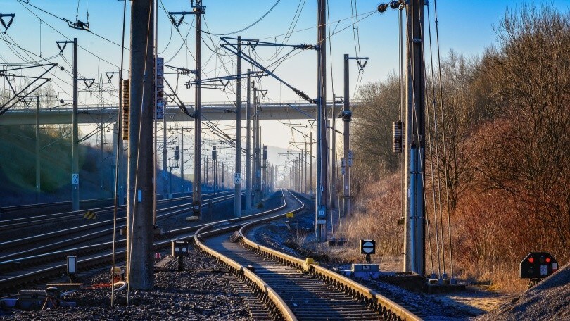 Bologna, sui binari del treno con l'auto: bloccata l'intera linea