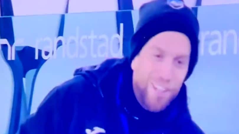 Gomez in panchina allo Juventus Stadium canta l'inno della Juve